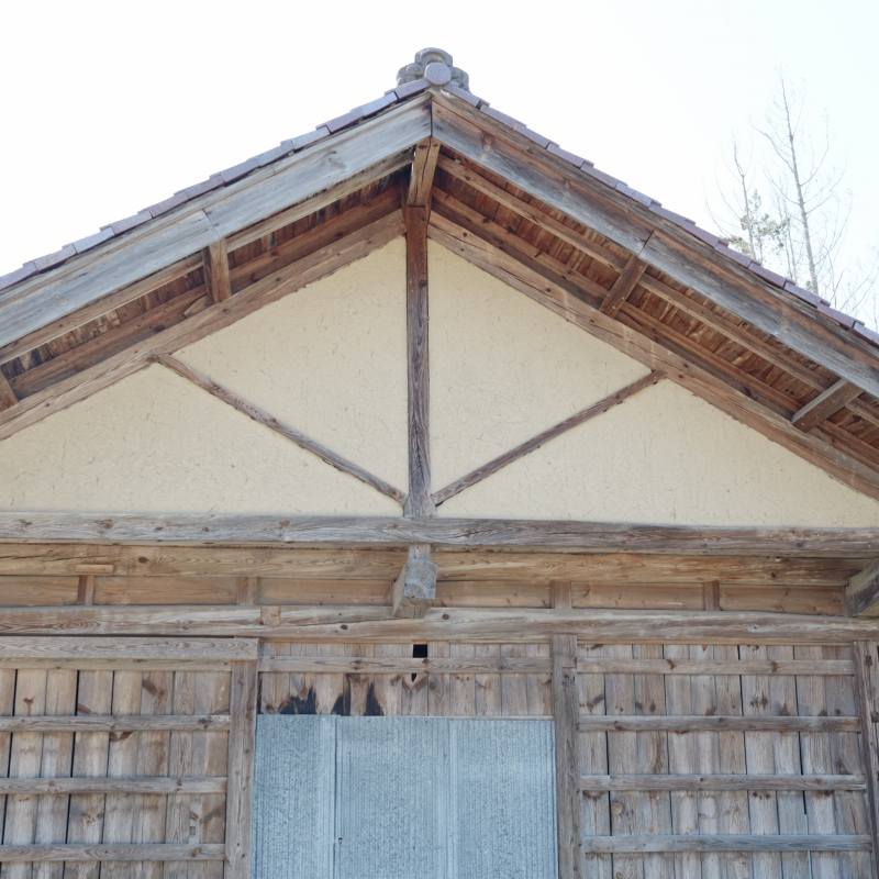 トラス組の屋根 小屋 と伝統的な貫を組んだ軸組 街かど美術館 アート つちざわ 非 半 非公式 Art Tsuchizawa Non Official Site